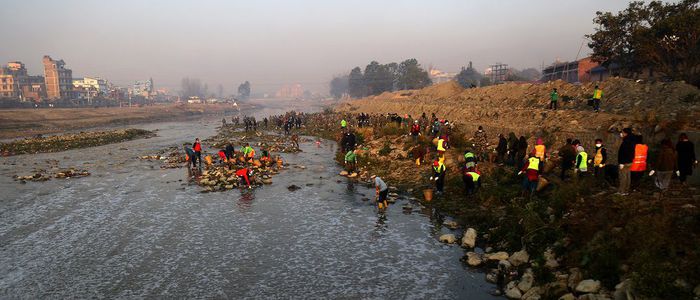 माघको बिहानी चिसोमा वाग्मती सफा गर्दै बालबालिका