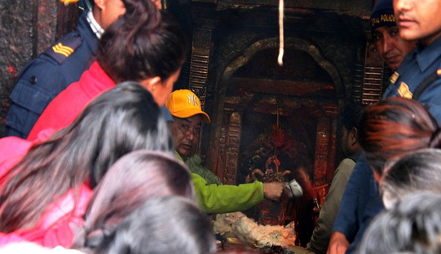 भीमेश्वरको शिलामा पसिना आएपछि भक्तजनहरुको भीड