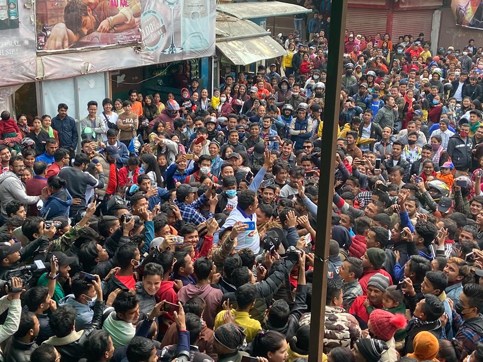 धुर्मुसको फिल्म ‘सेन्टी भाइरस’को बक्स अफिसमा आक्रामक व्यापार