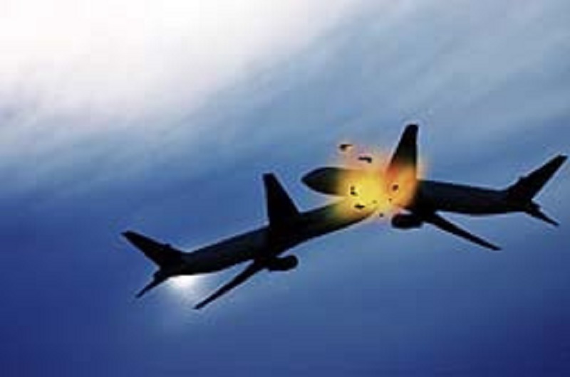 आकाशमा २ बिमान ठोक्किँदा विमानमा सवार सबैको मृत्यु