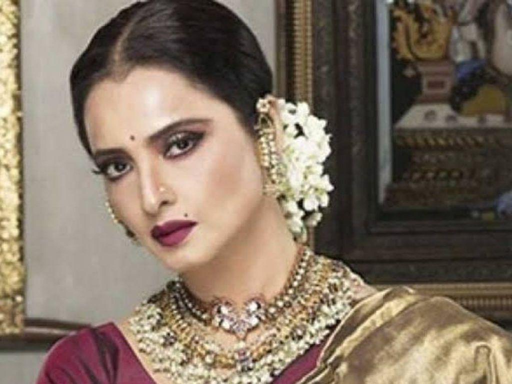 बलिउड अभिनेत्री रेखा लडेको भिडियो भाइरल
