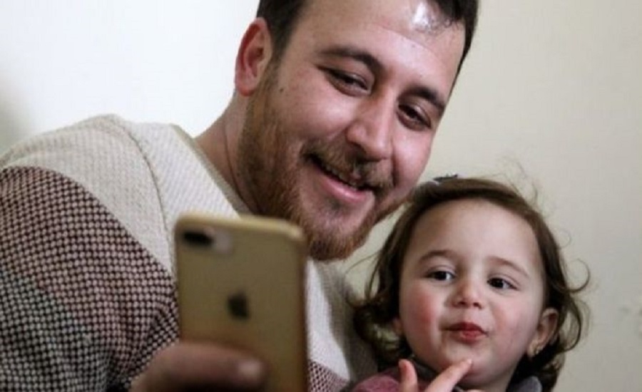 बम विस्फोट हुँदा हाँस्ने सिरियाली बालिकालाई टर्कीमा शरण