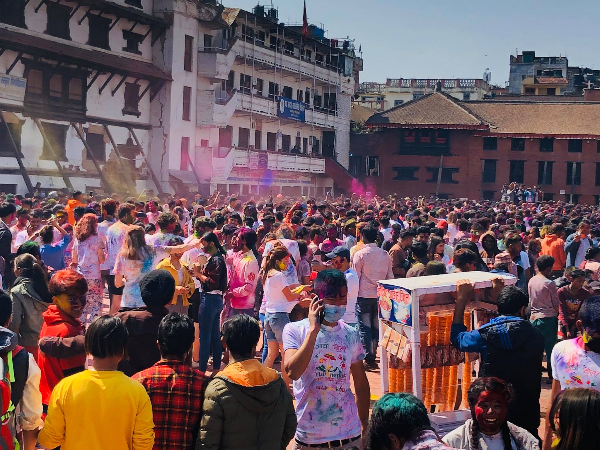 काठमाडौंमा होलीः कतै सुनसान कतै भिड (फोटोफिचर)