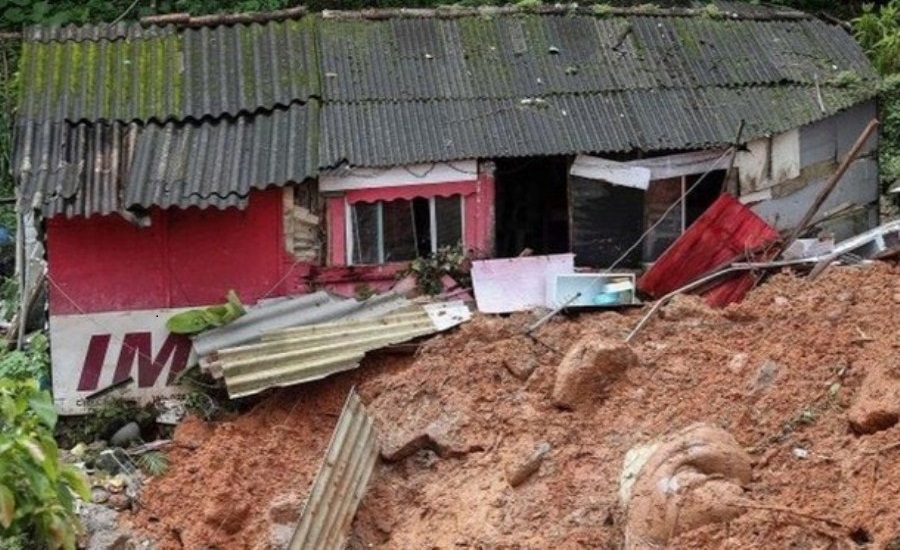 पहिरोमा पुरिएर ४२ जनाको मृत्यु