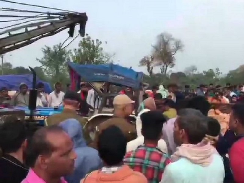 कार र ट्र्याक्टर एकआपसमा ठोकिँदा ११ को मृत्यु, चार घाइते