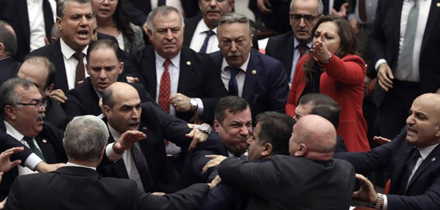 राष्ट्रपतिको आलोचना गरेपछि संसदभित्रै कुटिए सांसद